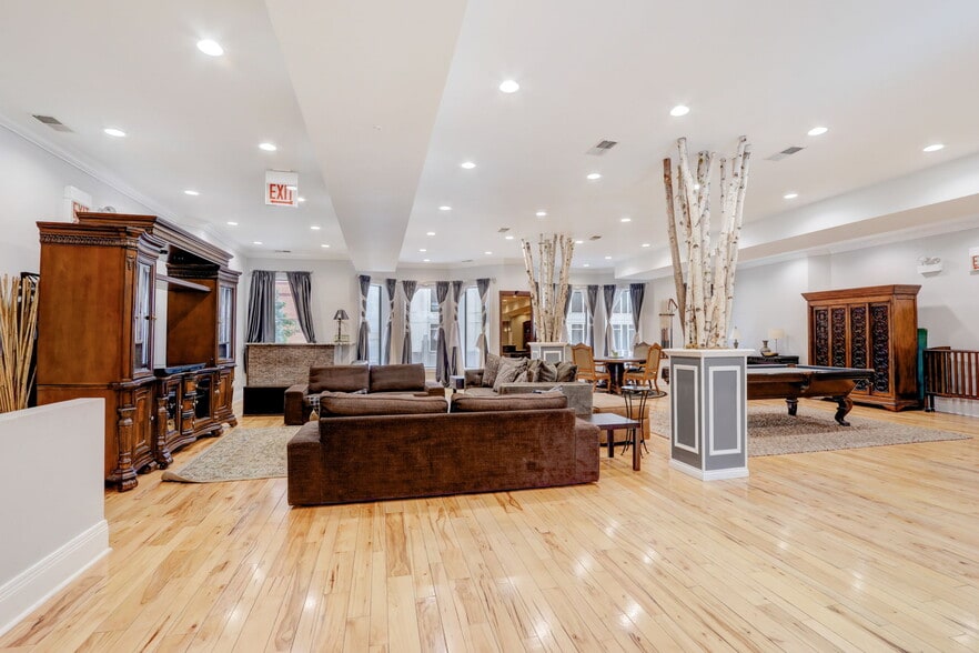 Building Photo - 20 W Ontario St