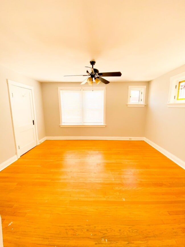 Building Photo - Spacious 2 bed/1 bath Apartment Just South of Cherokee!