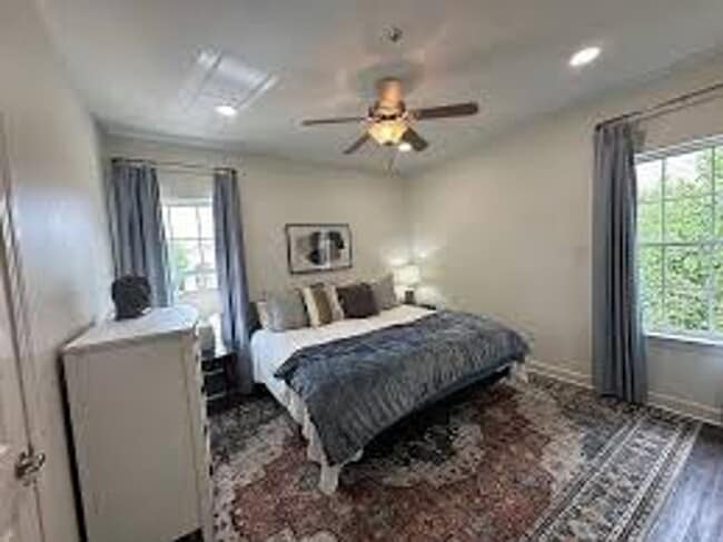 Building Photo - Bluffs West 73