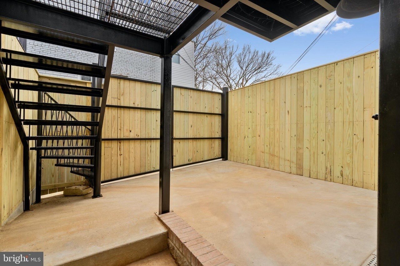 Building Photo - 331 W St NE