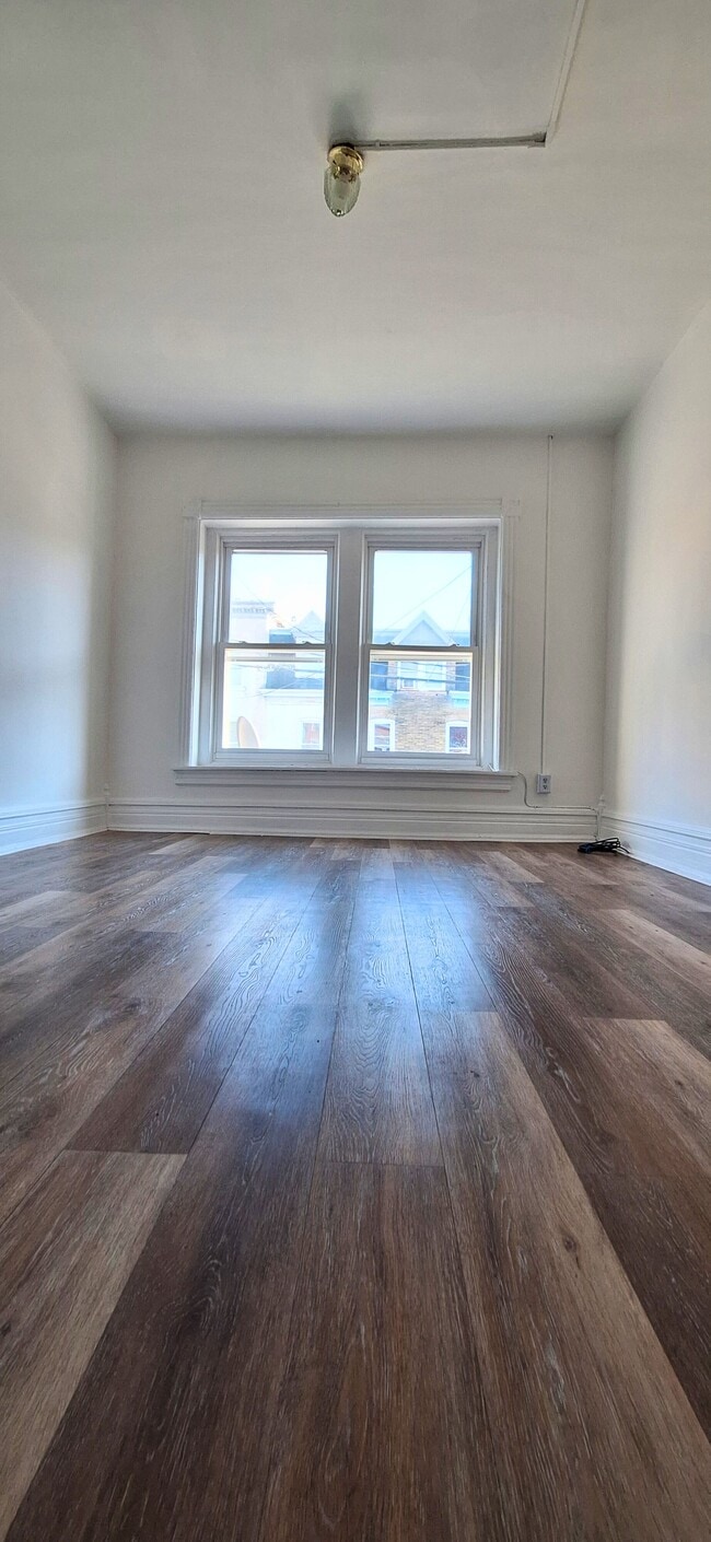 Building Photo - 925 1/2 W Liberty St