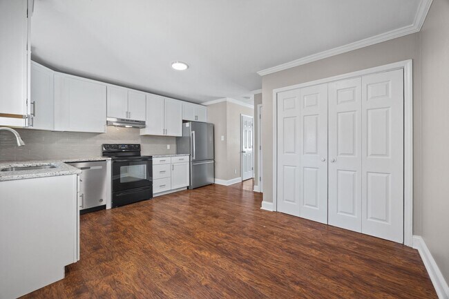 Building Photo - Beautifully updated 2-bed, 1.5 bath Condo in Winn Barr of Rock Hill!