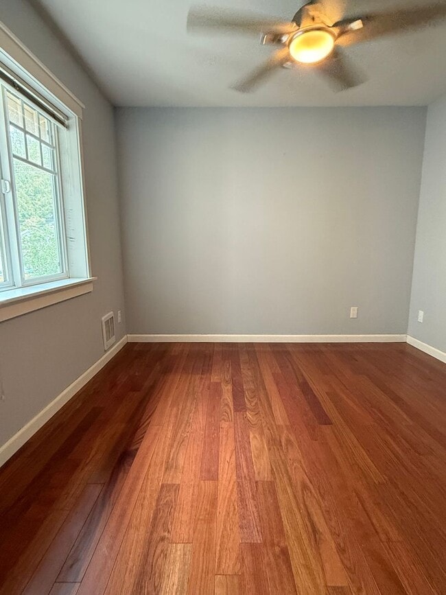 Building Photo - 2BR Top Floor Condo w/ Dedicated Parking &...
