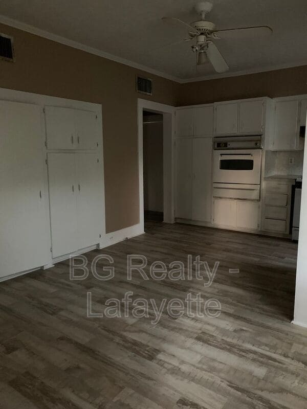 Building Photo - 303 S Guegnon St