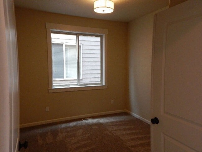 Building Photo - 5 Bedroom Beaverton Home!!!