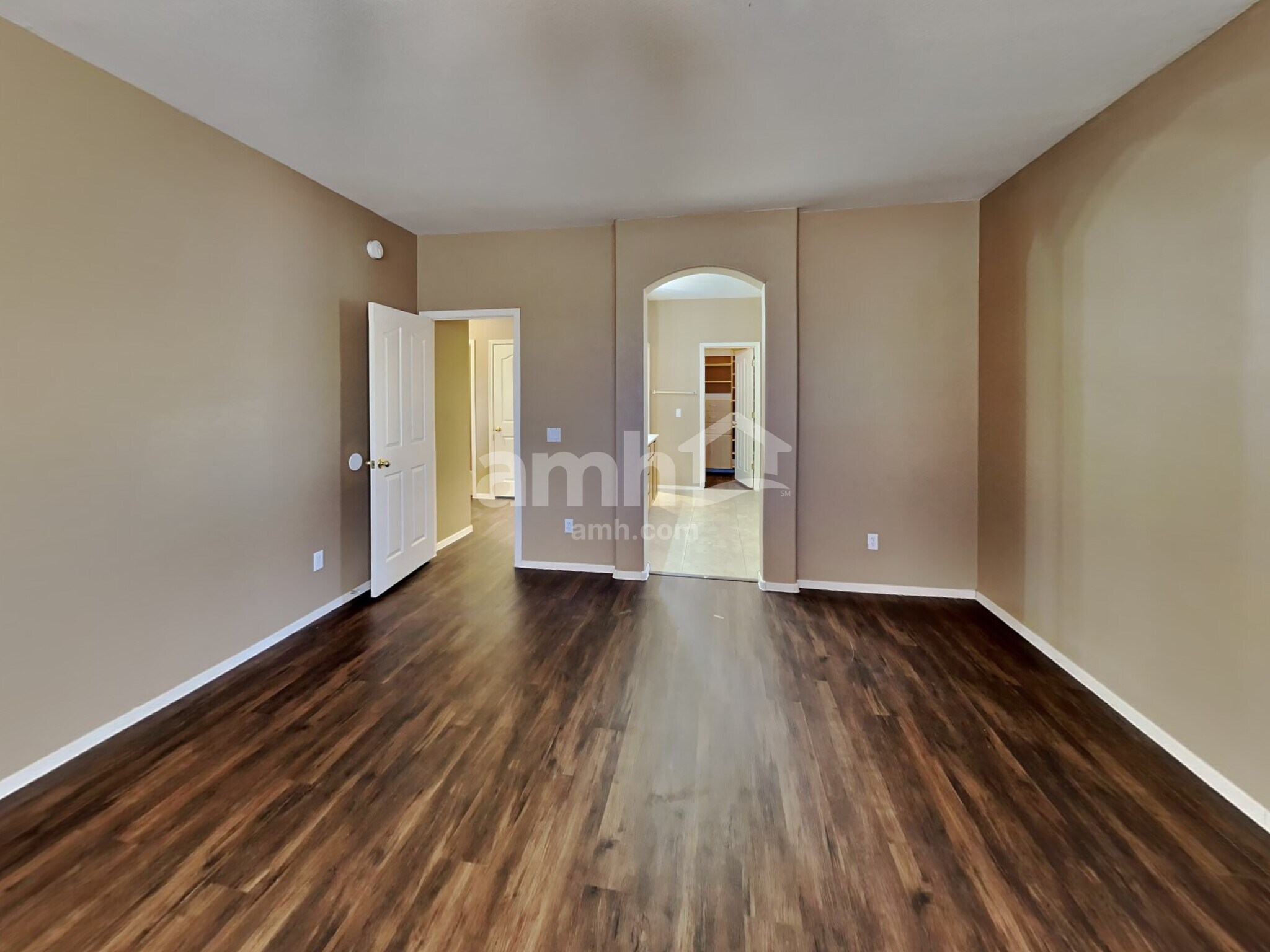 Building Photo - 2150 E Bellerive Pl