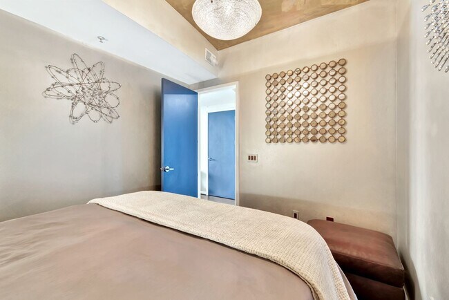Building Photo - Fully Furnished 15th Floor Condo At Icon I...