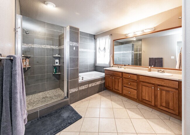 Building Photo - Fabulous 6 bedroom + office D20 Home with ...