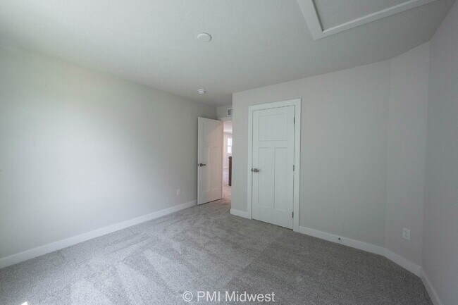 Building Photo - "Spacious 5-Bedroom Retreat with 2.5 Baths...