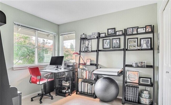 Building Photo - Stylish Upgraded Townhome Near Redmond Town Center & Sammamish Trail