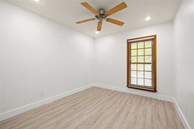 Building Photo - 3205 Santa Monica Dr