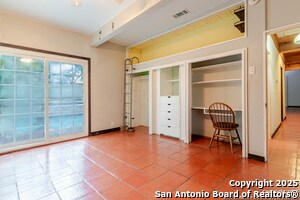 Building Photo - 9319 Oak Ledge Dr