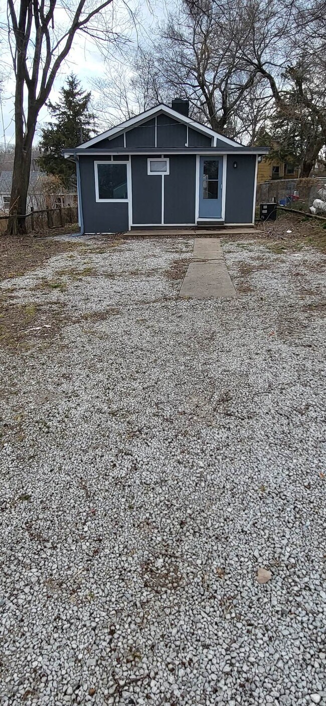 Building Photo - 8724 E Roberts St