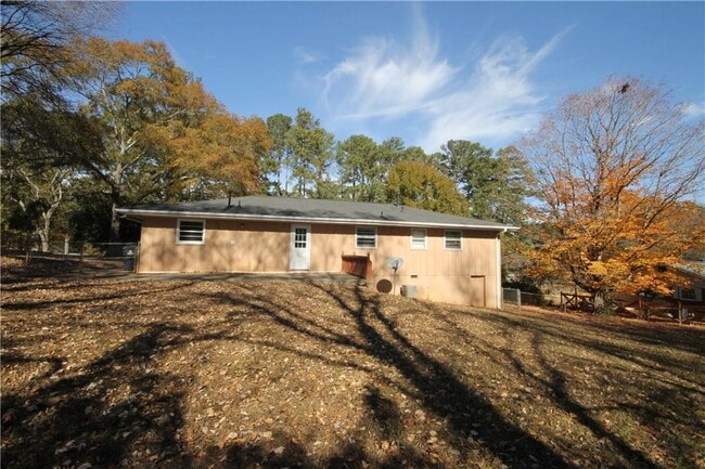 Building Photo - 3661 Pinehill Cir