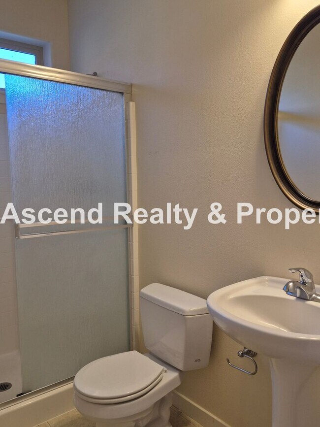Building Photo - Available Immediately Minutes to Orenco Sh...