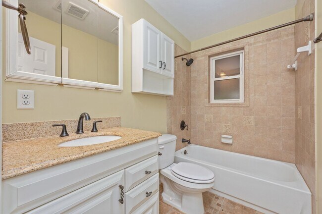 Building Photo - Updated 3 Bedroom in Great Location!