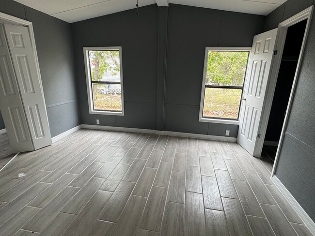 Building Photo - Large Fenced Yard In A Quiet Neighborhood
