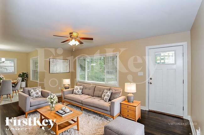 Building Photo - 1855 Shamrock Dr