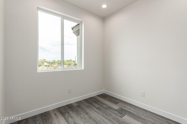 Building Photo - 949 E Desert Ln
