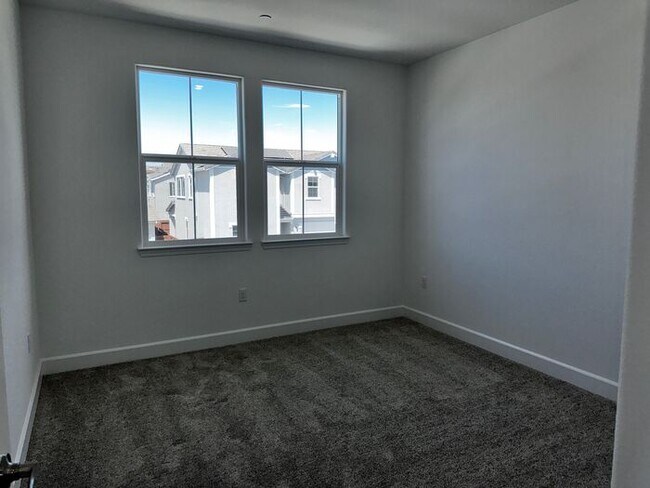 Building Photo - Beautiful 4 bedroom new home in Sierra wes...