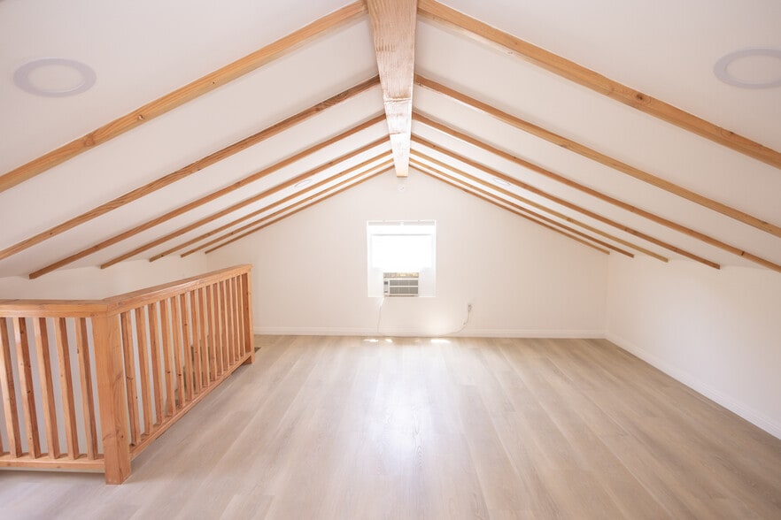 Building Photo - 446 S La Peer Dr