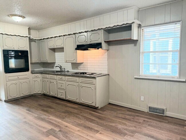 Building Photo - Adorable, Unique, and Roomy 3/2 Close to Tech! Move in Special Half off First Month!
