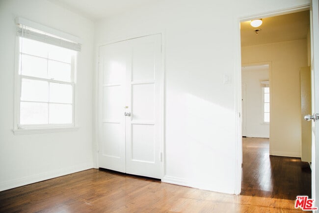 Building Photo - 521 Hollister Ave