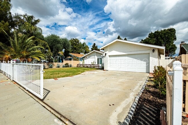 Building Photo - 3 Bedroom/2 Bath Home with Solar - $2100 Per Month!