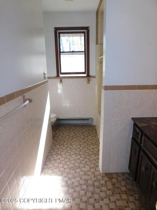 Building Photo - 3-bedroom, 2-bath home featuring an open f...