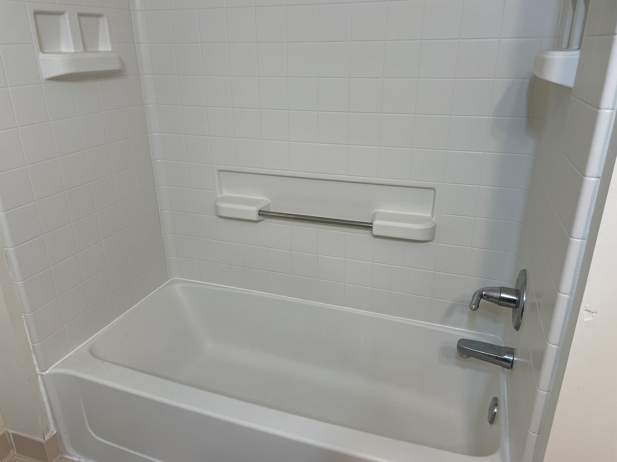 Bathroom 2 Tub/Shower - 1407 Ashford Ct