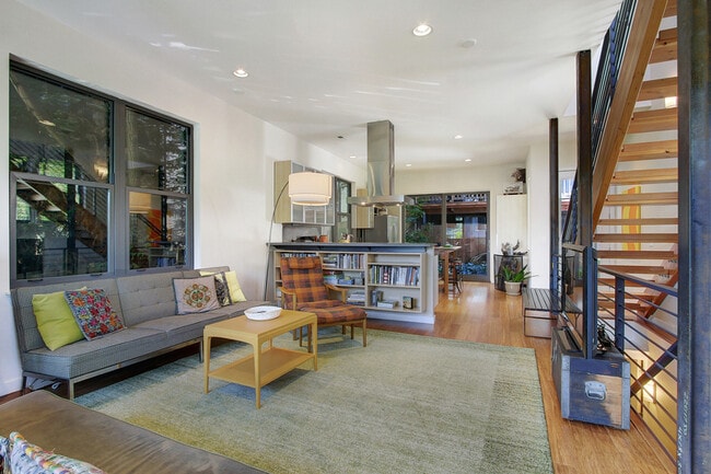 Building Photo - 216 26th Ave E