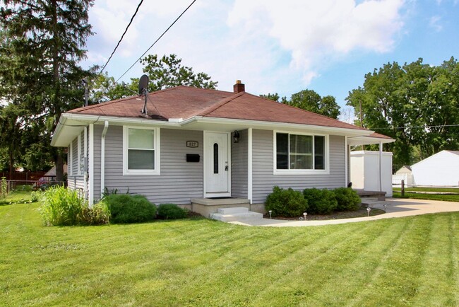 Primary Photo - Three Bedroom House in Maumee ~ Available ...