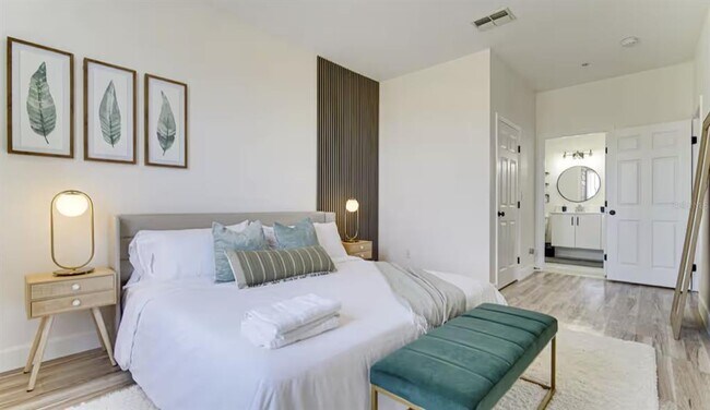 Building Photo - 8103 Coconut Palm Way