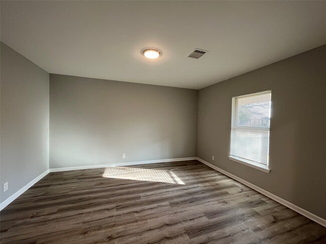 Building Photo - 1942 Center St