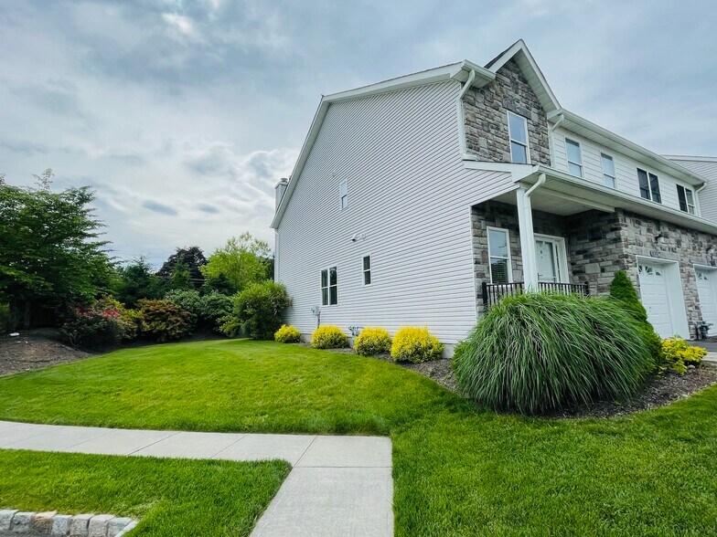 Building Photo - 2 Decroce Ct