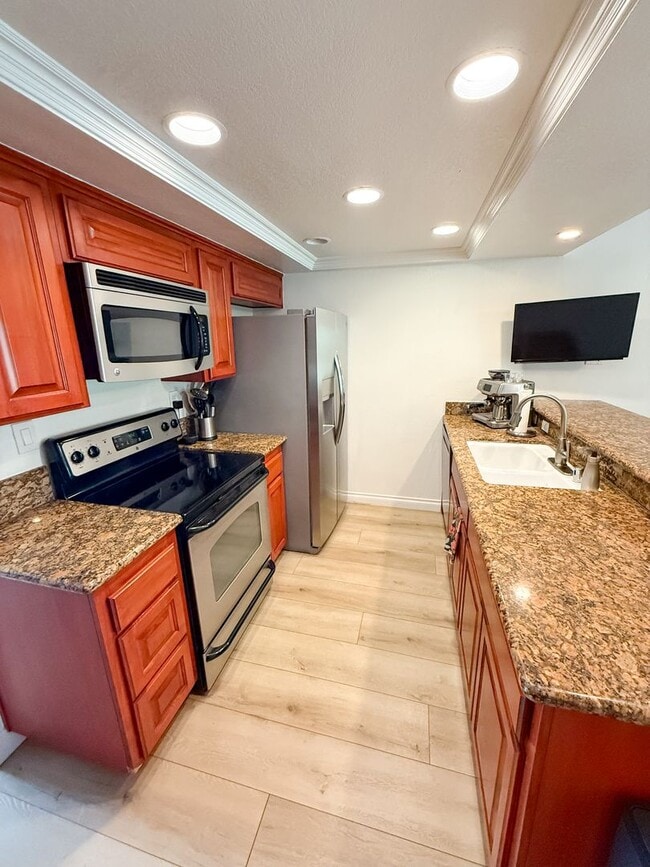 Building Photo - Beach Close 2 bed 1 bath Home Large Backyard