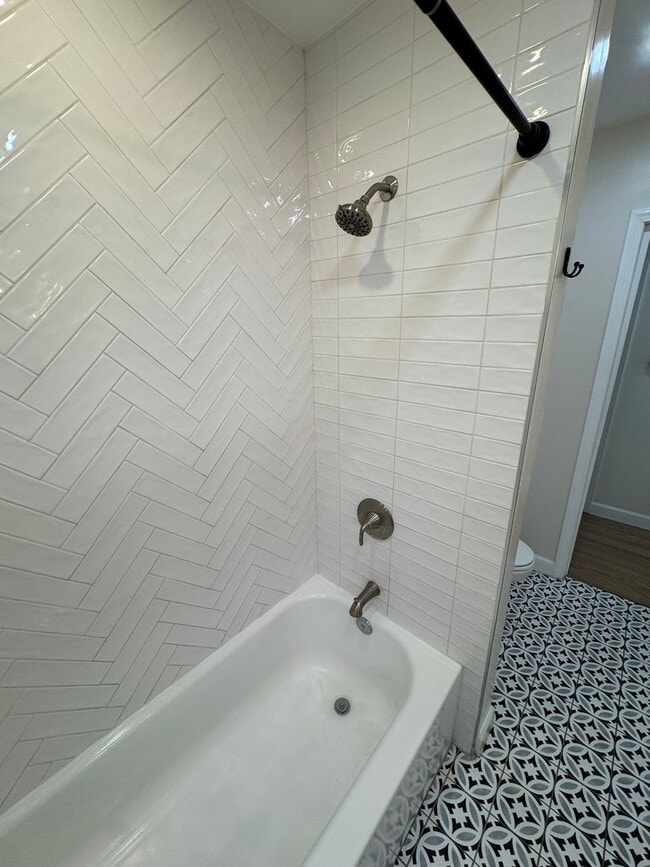 Building Photo - Beautiful 3 bedroom 2 bath Pool Home...  this one is a SHOW STOPPER