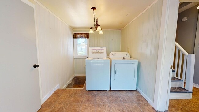 Building Photo - 3- Bedroom, 1- Bath Home with a 2 Car Gara...