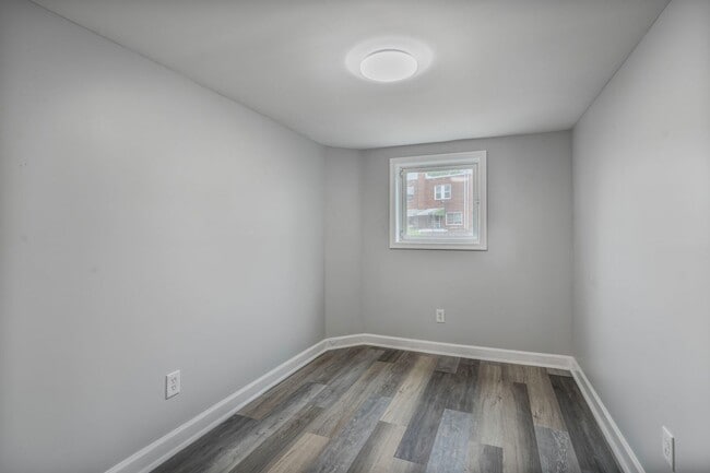 Building Photo - Newly Renovated 5BR/2BA Row home