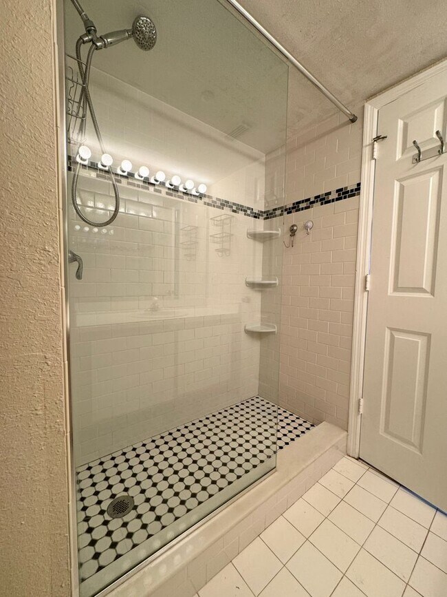 Building Photo - 2 Bedroom 2 Bathroom in the Salt Ponds Condominium