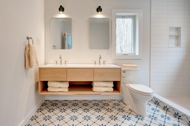 Building Photo - 90 Meadow Ln