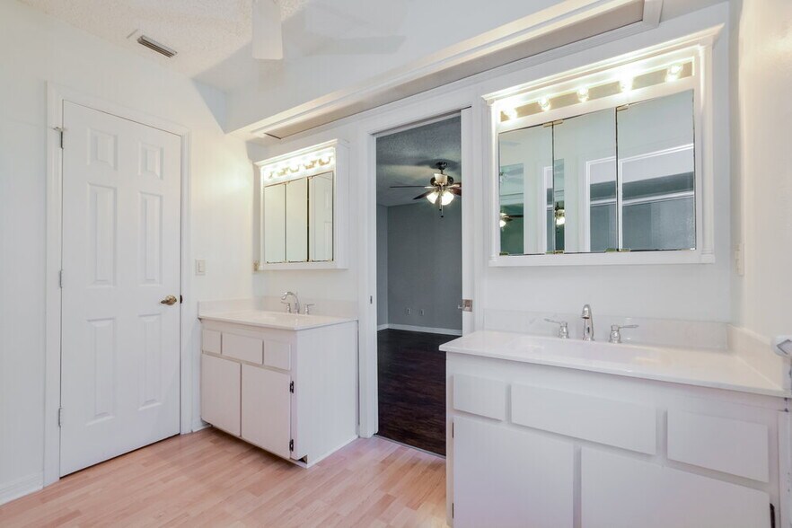 Building Photo - 1566 Golfside Village Blvd