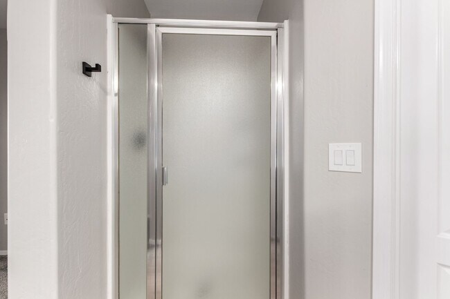 Building Photo - 3 Bed, 2 Bath in Gated Val Vista Classic