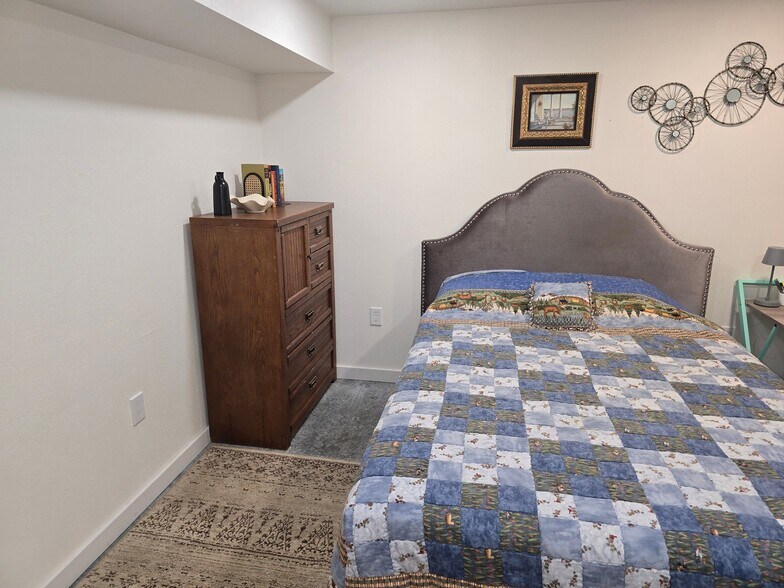 Building Photo - 481 Green Tree Dr