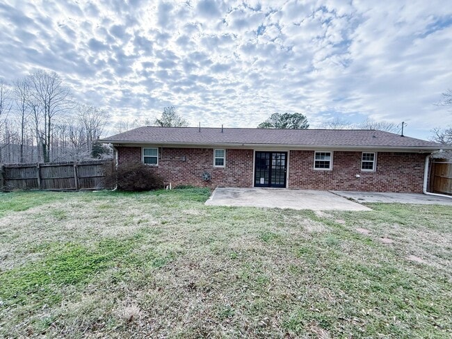 Building Photo - Cozy, Contemporary Living in a Quiet Community!