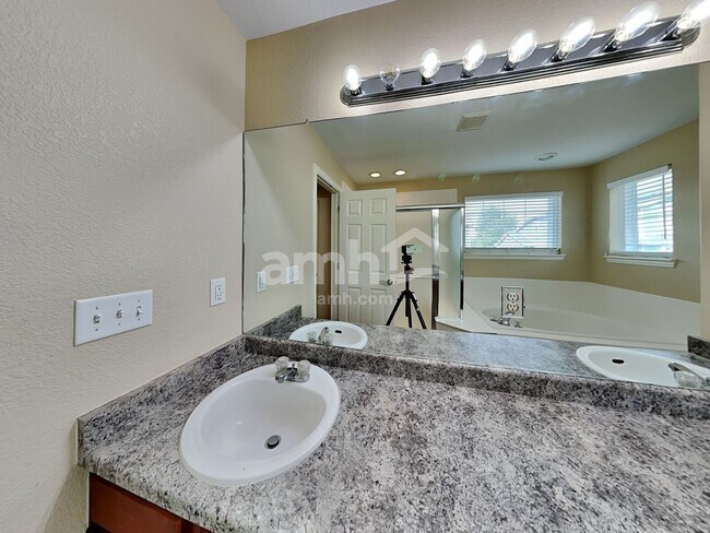 Building Photo - 2828 S Killarney Way