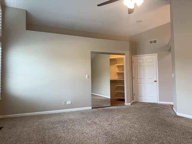 Building Photo - 552 Fairfax Ln