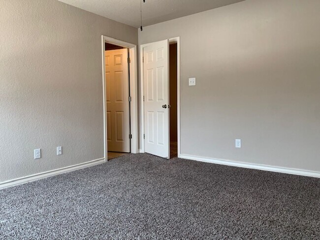 Building Photo - Townhome for rent
