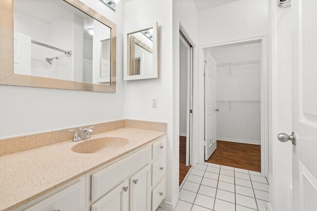 Building Photo - BEST 2 BEDROOM - PRIVATE YARD - PRIVATE GA...
