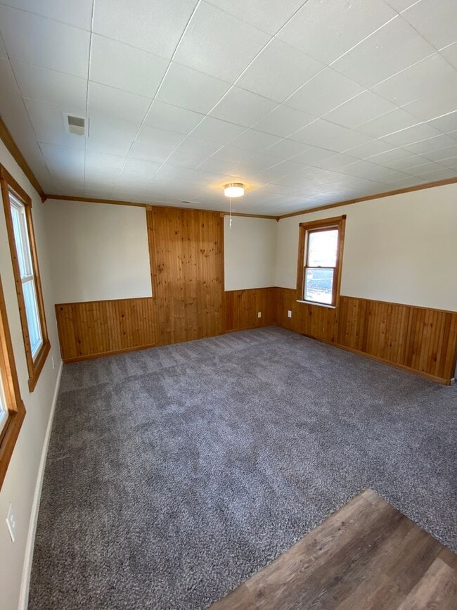 Building Photo - Updated 2 Bedroom 1 Bath